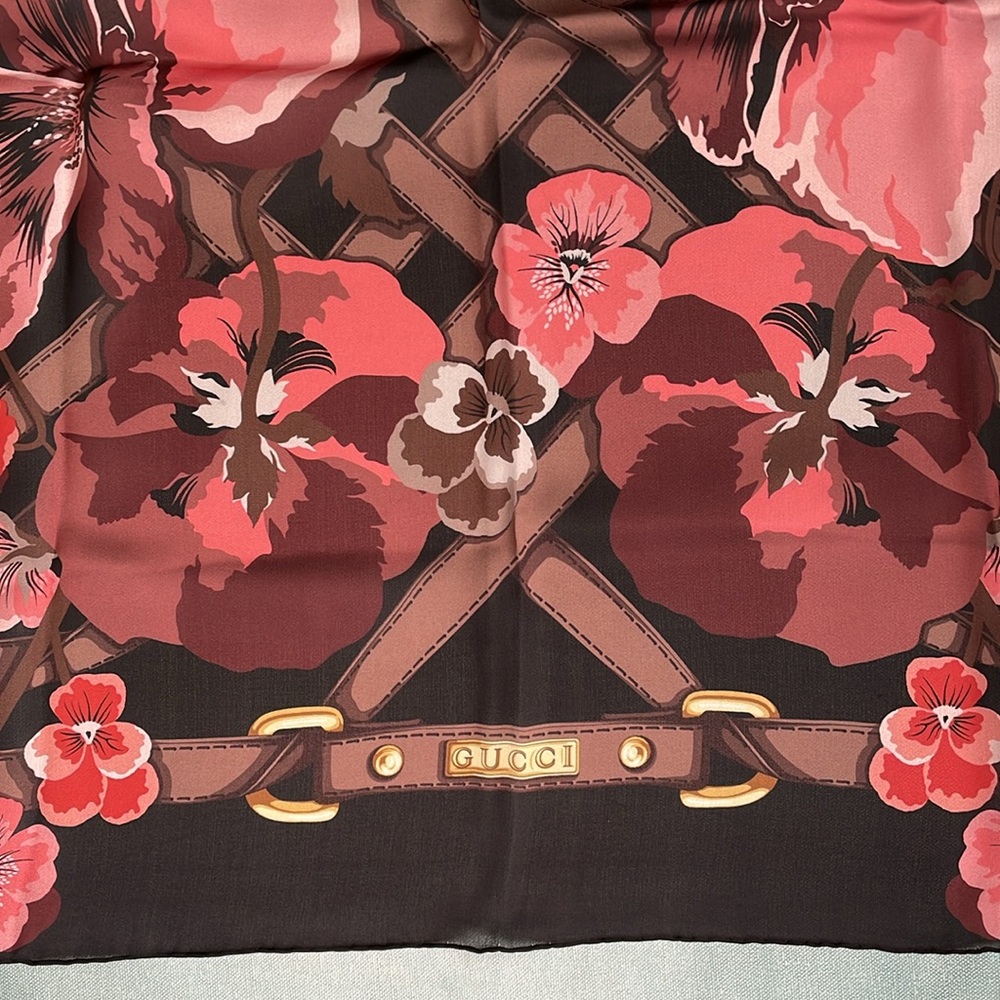 Authentic Gucci Floral Silk Scarf NWT 52 x 52 - Picture 9 of 10